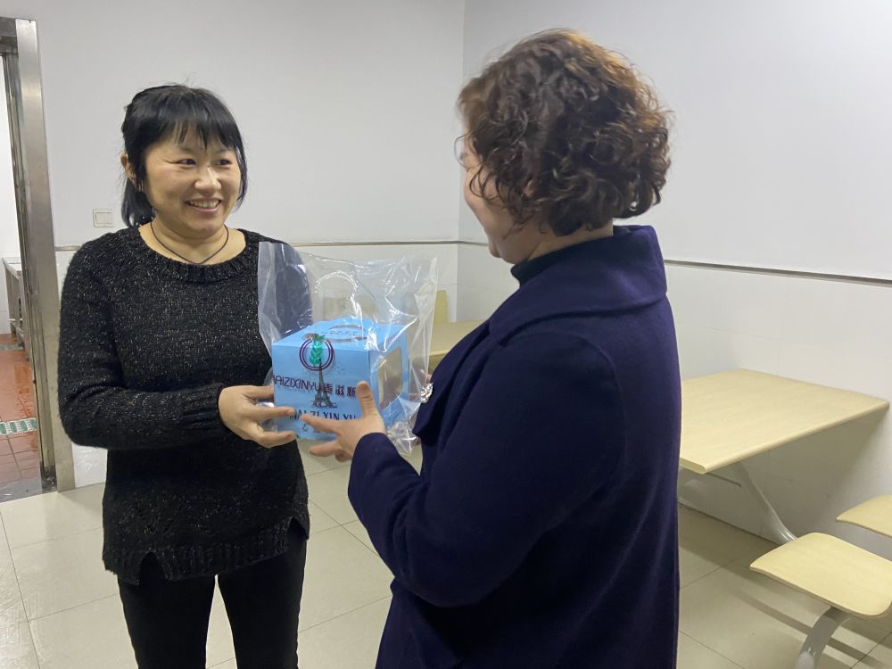 工會(huì)主席為生日員工送蛋糕2.jpg